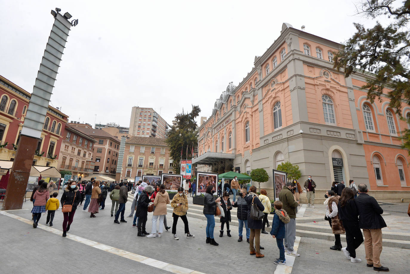 Fotos: Largas colas en la plaza Julián Romea de Murcia para someterse a un test de antígenos