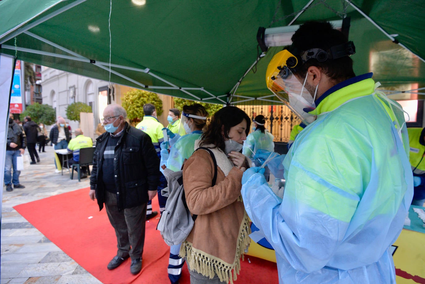 Fotos: Largas colas en la plaza Julián Romea de Murcia para someterse a un test de antígenos