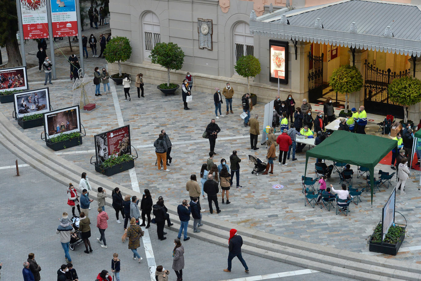 Fotos: Largas colas en la plaza Julián Romea de Murcia para someterse a un test de antígenos