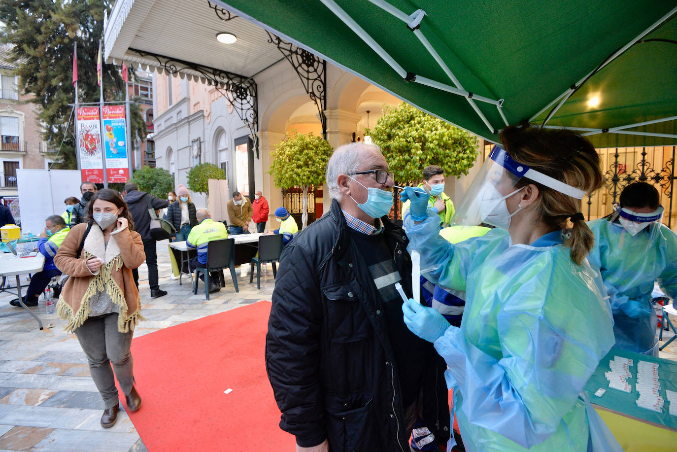 Fotos: Largas colas en la plaza Julián Romea de Murcia para someterse a un test de antígenos