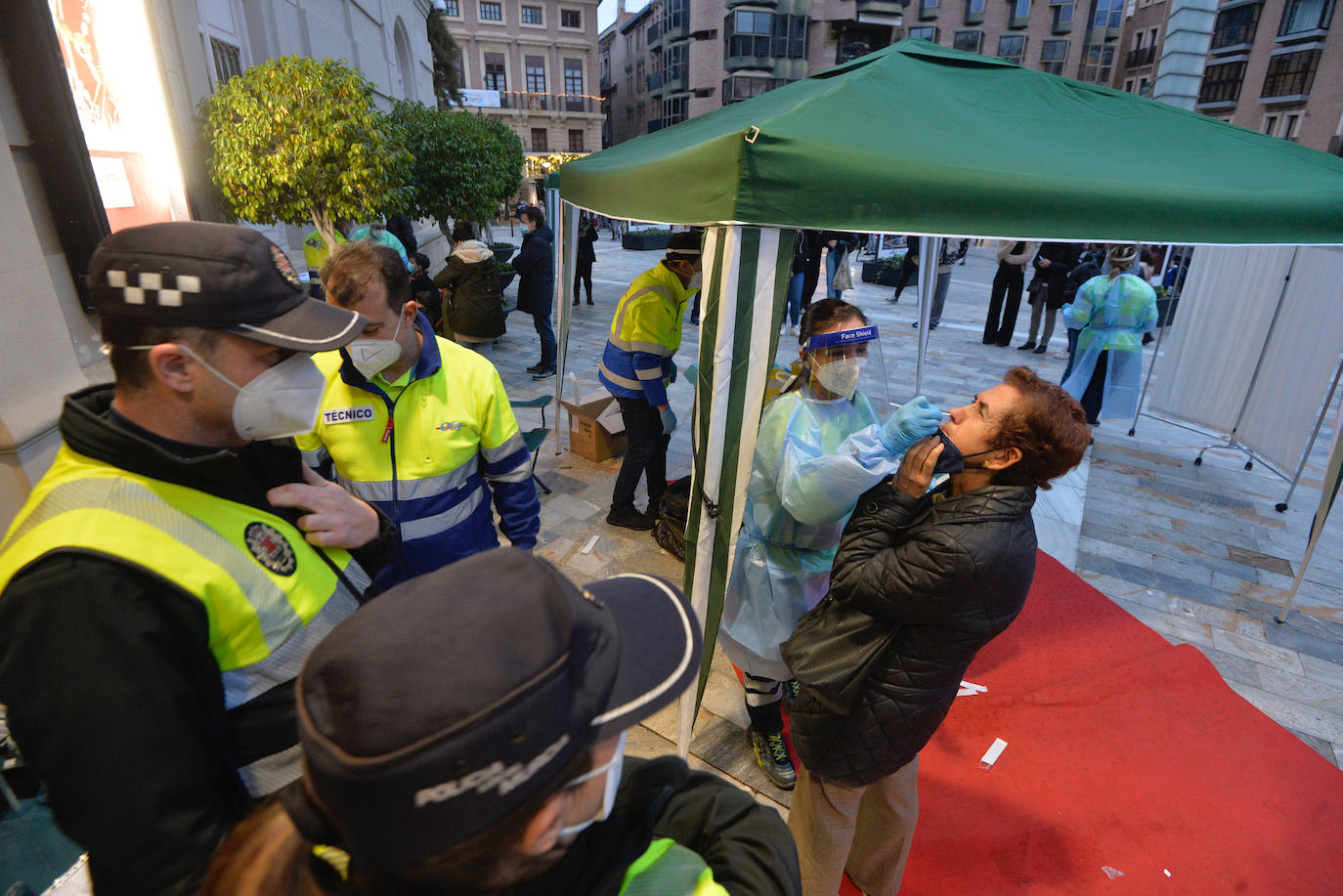 Fotos: Largas colas en la plaza Julián Romea de Murcia para someterse a un test de antígenos