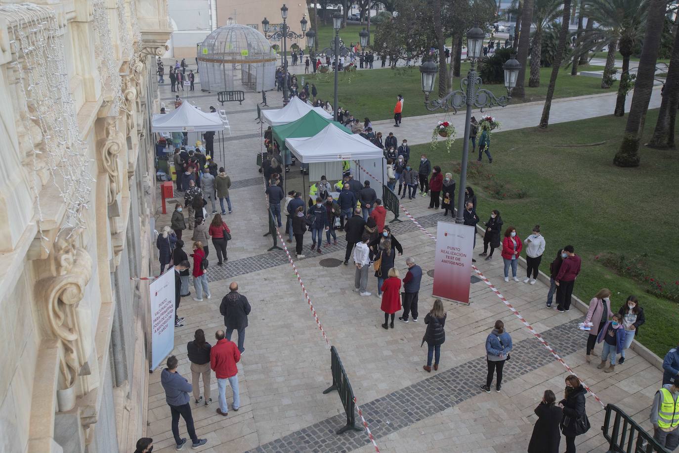 Fotos: Colas en Cartagena para hacerse un test de antígenos antes de Nochebuena