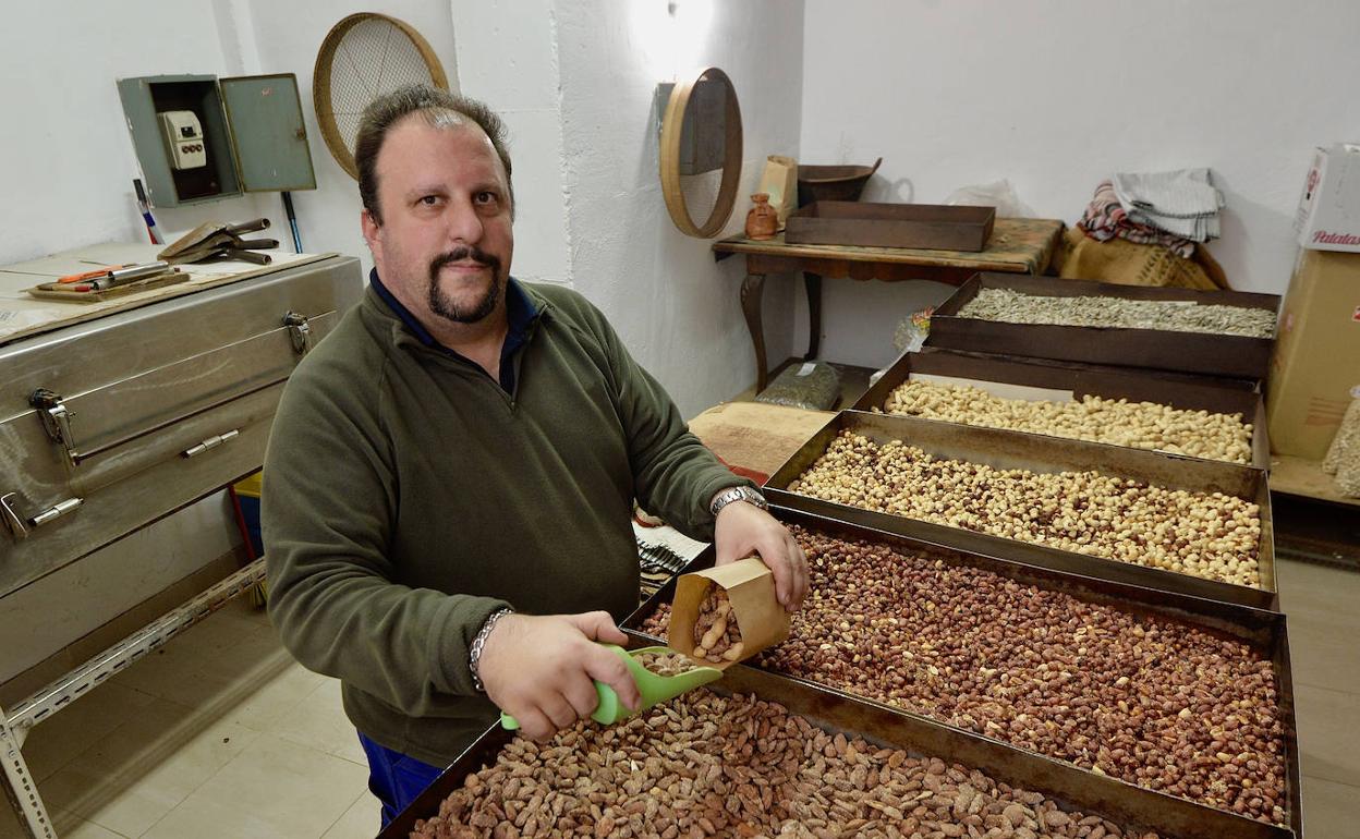 Eduardo Solano, este jueves, en su comercio de la calle Periodista Nicolás Ortega de Murcia. 