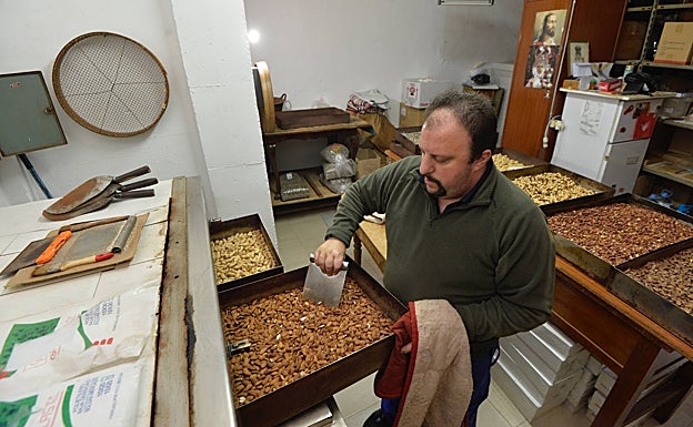 Eduardo Solano en el horno del tostadero, una reliquia fabricada en 1939 y en funcionamiento desde 1945. 