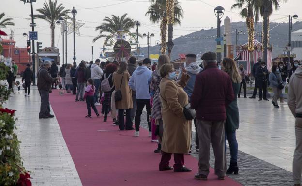 Galería. Largas colas en Cartagena para hacerse un test de antígenos, este jueves.