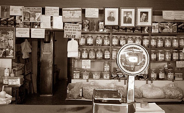 Aspecto del establecimiento de Santa Eulalia, con las fotos de los tres propietarios a lo largo de los años. 