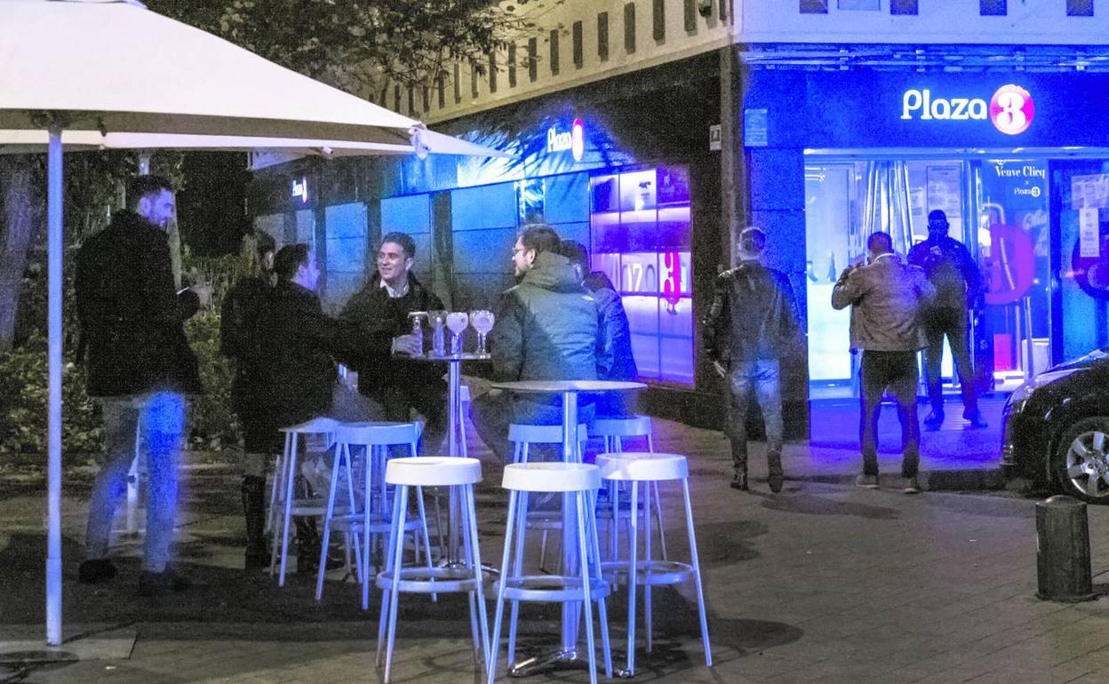 Grupos de amigos en locales de copas de Murcia, este jueves, antes de la entrada en vigor de las nuevas restricciones. 