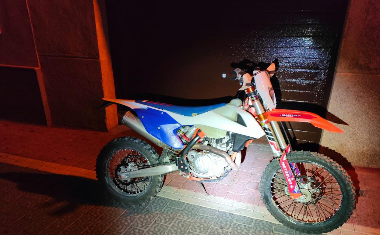 La Policía recupera en Lorca una moto robada hace más de un año