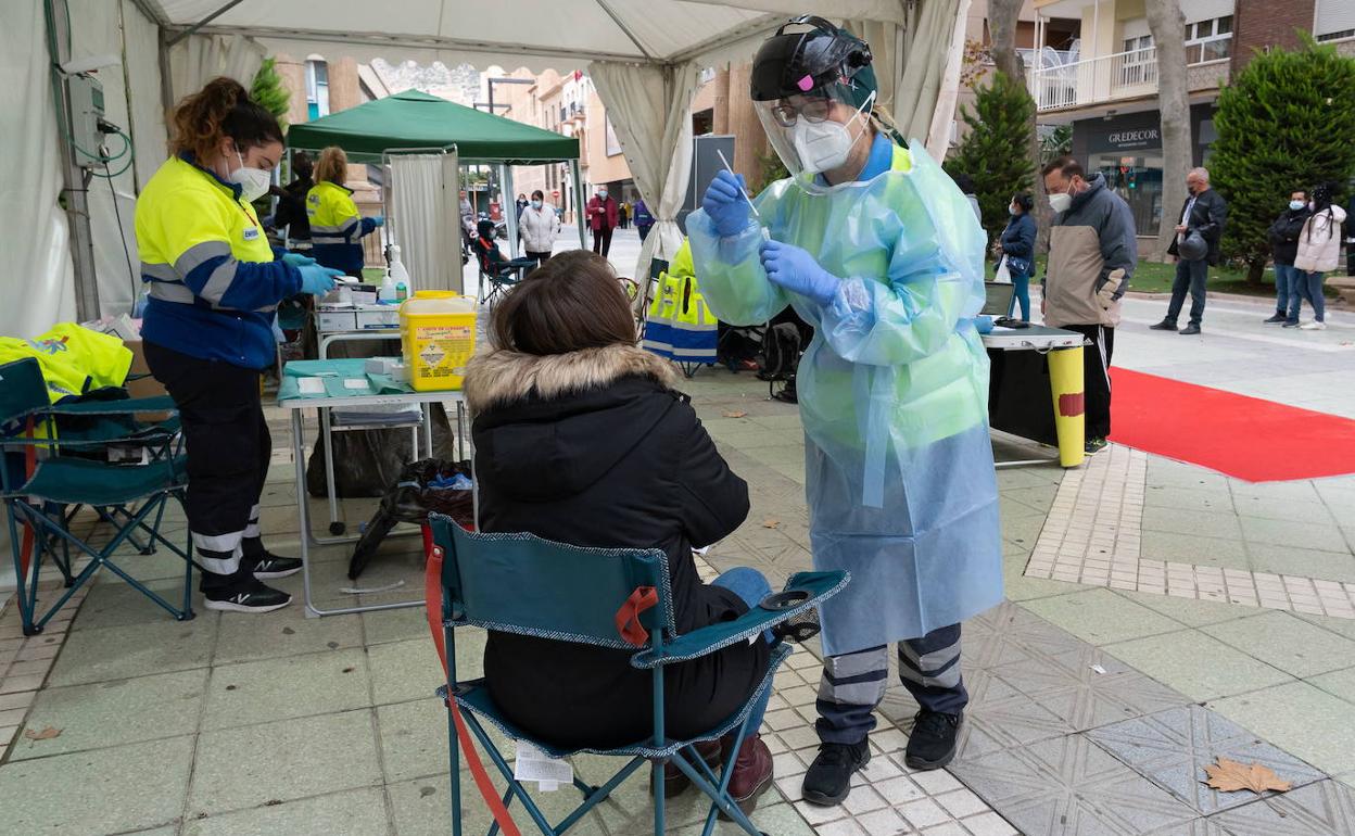 Una enfermera extrae una muestra para test de antígenos a una mujer, esta semana en Lorca.