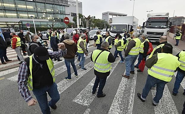 Protesta de transportistas frente a la sede de Froet, este jueves por la mañana.