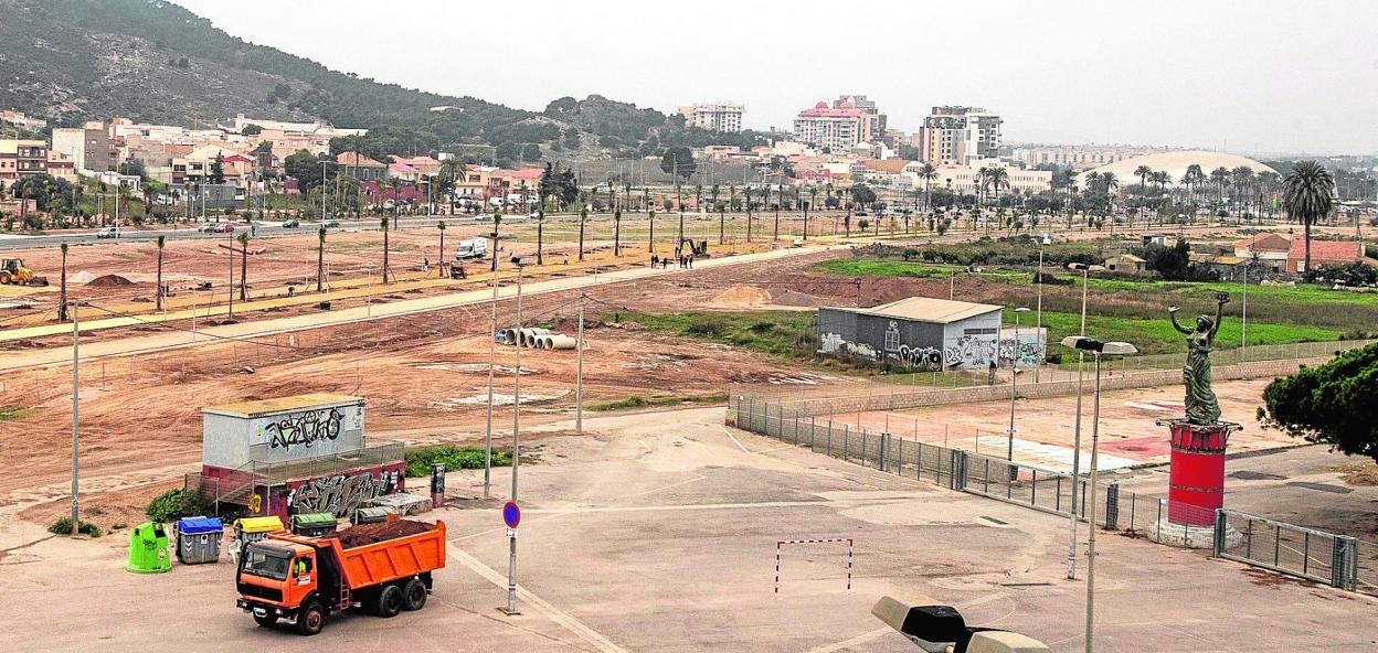 Obras de construcción del corredor verde, junto al recinto que alberga el campamento festero. 