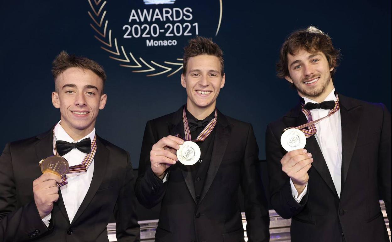 Pedro Acosta, con Fabio Quartararo (c) y Remy Gardner (d), en la reciente gala de la FIM. 