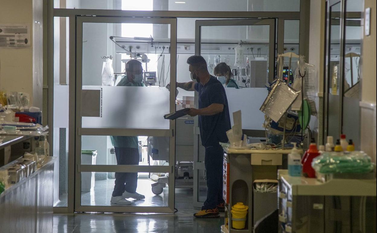 Sanitarios en la UCI del hospital Santa Lucía, en Cartagena, en una fotografía de archivo.