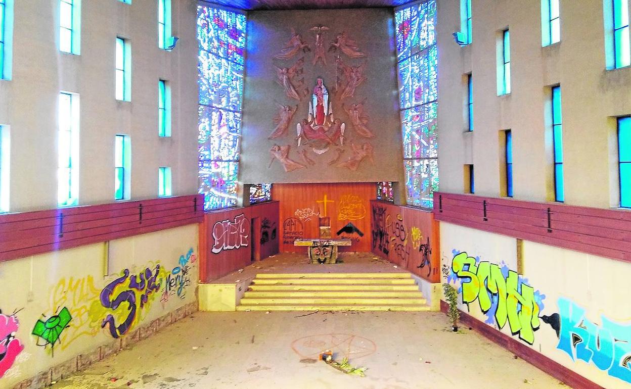 Interior de la iglesia del complejo de Espinardo, llena de pintadas. El conjunto escultórico del altar mayor es obra de Juan González Moreno. 