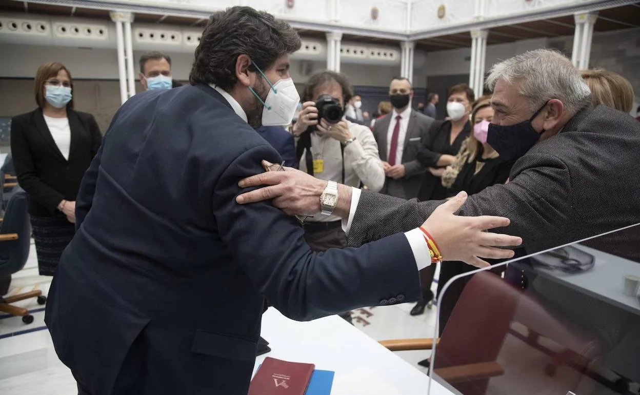 Fernando López Miras y Francisco Álvarez, uno de los diputados expulsados de Ciudadanos, en la Asamblea Regional.