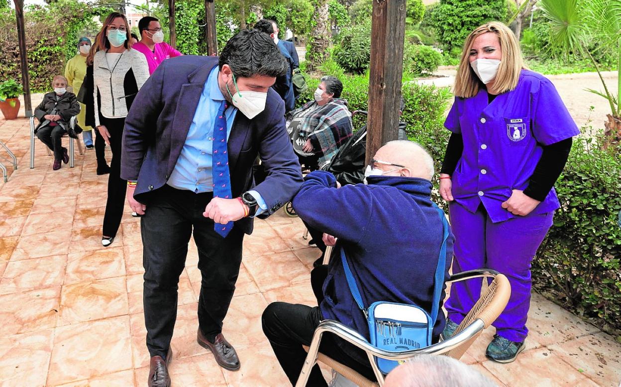 López Miras saluda a un usuario de la residencia Edad Dorada, en San Pedro del Pinatar, hace un año. 