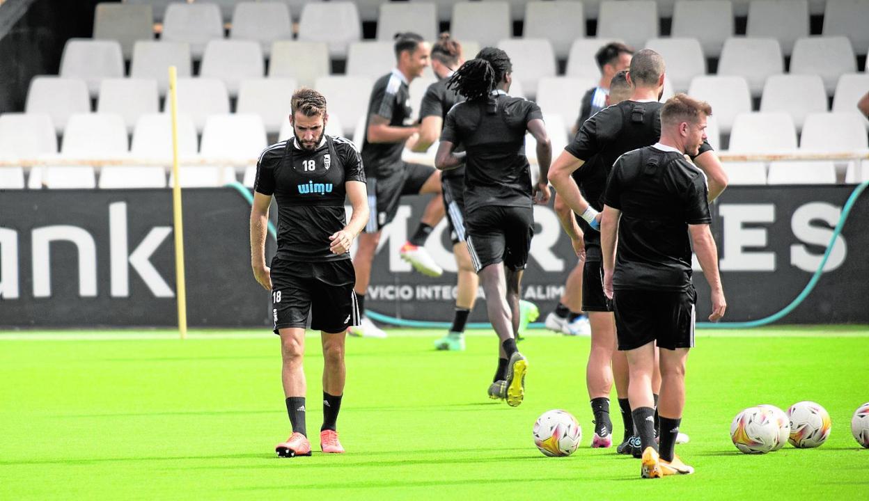 A la izquierda Antoñito, lateral del Cartagena, en uno de los entrenamientos del Efesé en el Cartagonova. 
