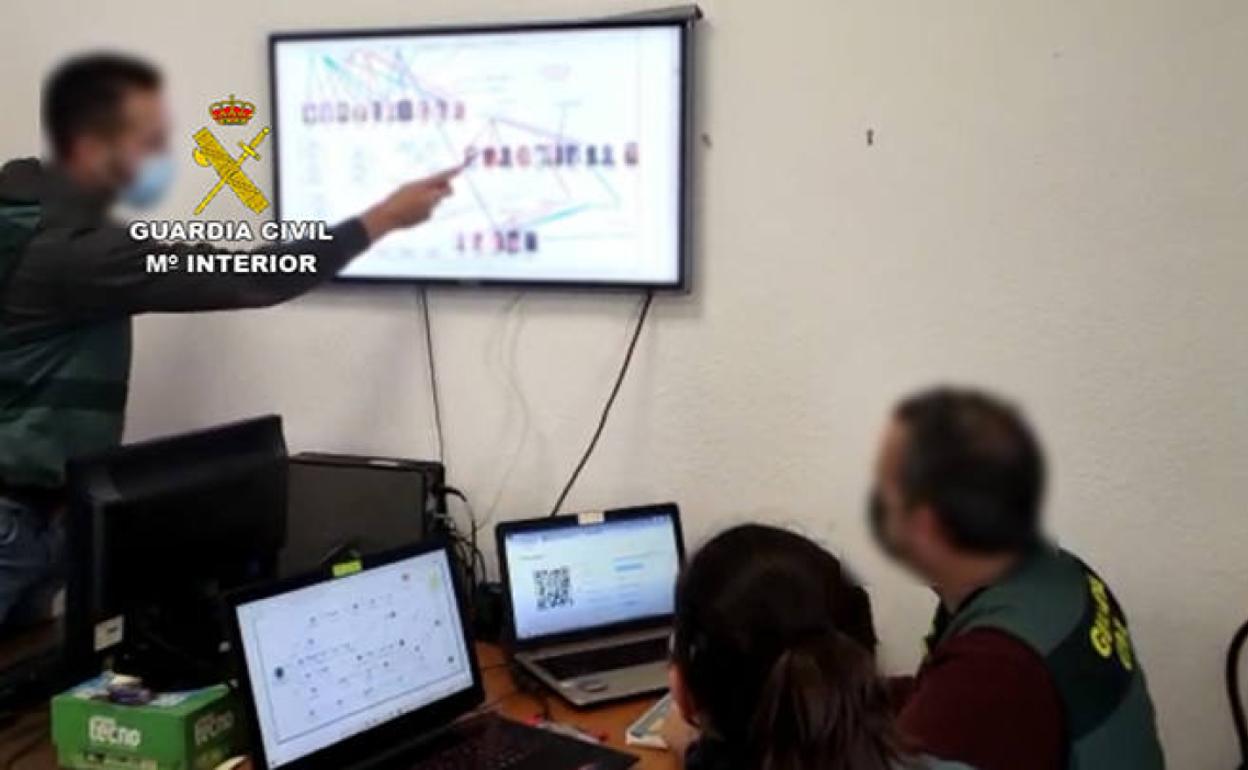 Agentes de la Guardia Civil trabajan en la operación.