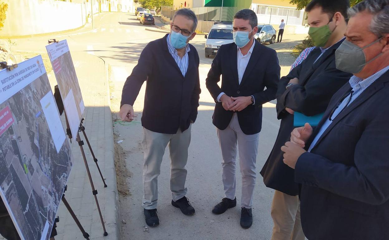 El consejero de Agricultura visita las obras que se van a llevar a cabo en Pliego. 