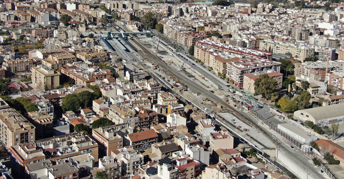 28/02/2021. La hora de la modernización del transporte ferroviario llega a la capital murciana, aunque las obras van a un ritmo desigual en la Región. Mientras los proyectos se eternizan en Cartagena y Lorca, Murcia estrena el primer tramo soterrado (aunque sin AVE de momento), lo que eliminará la barrera histórica entre el norte y el sur 159 años después de que Isabel II inaugurara la línea Murcia-Cartagena. Los combativos vecinos de las vías están de enhorabuena al ver avanzar una de las actuaciones más ambiciosas en estos momentos en España para la integración urbana de la alta velocidad. | ADIF