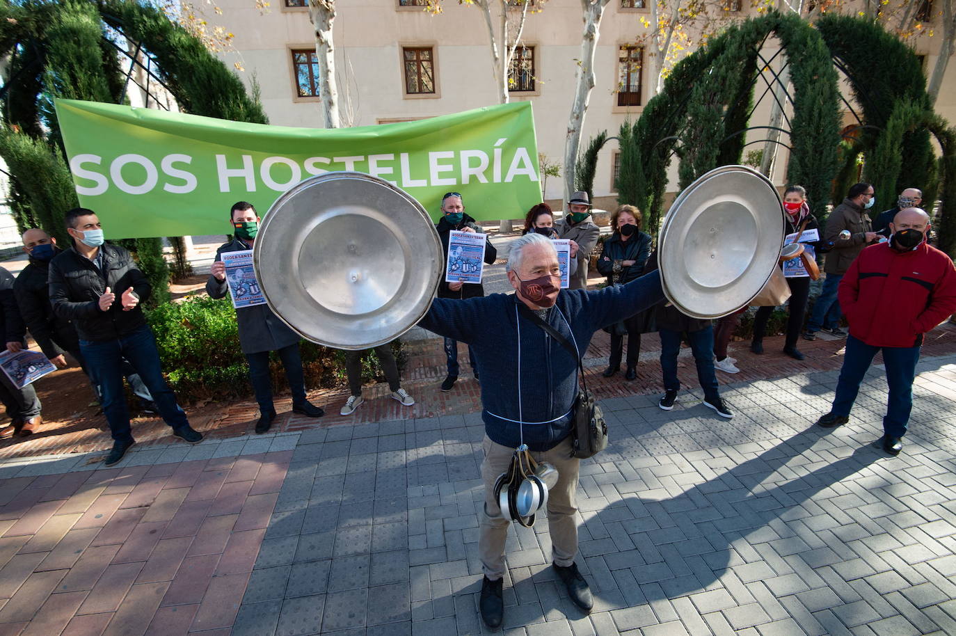 14/01/2021. Cacerolada para pedir un rescate a la hostelería. Decenas de hosteleros se concentran frente al palacio de San Esteban para pedir al Gobierno regional medidas drásticas de apoyo a un sector que afronta el tercer cierre forzoso en menos de un año. | JAVIER CARRIÓN