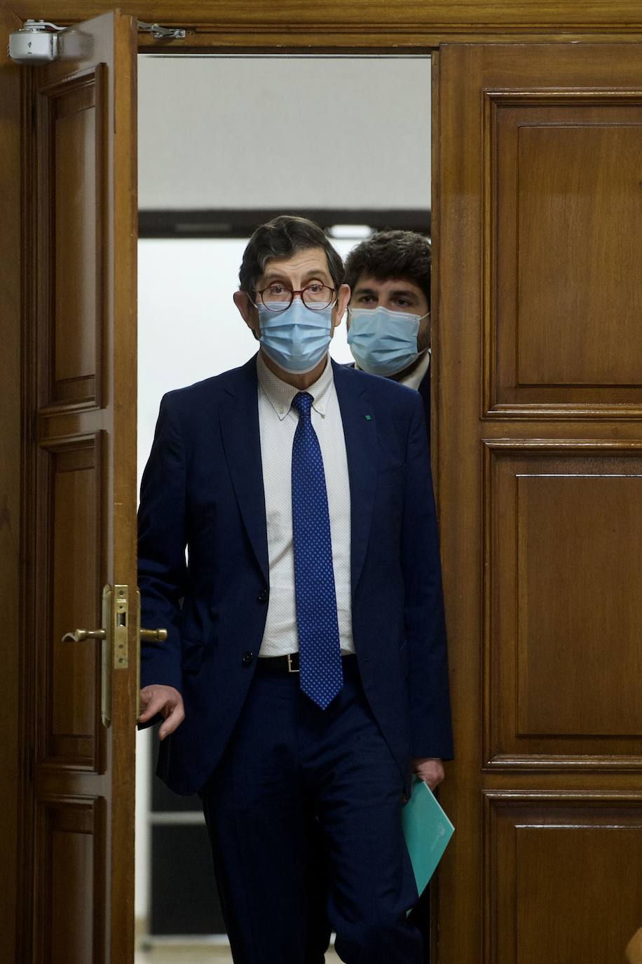 20/01/2021. El médico Manuel Villegas se vio forzado a presentar su dimisión como consejero de Salud el 20 de enero después de que este periódico desvelara, en exclusiva, que parte de su equipo y él mismo se saltaron el protocolo de vacunación solo unos días después de iniciarse la campaña en la Región. Villegas pidió perdón y trató de aferrarse al cargo, pero los ecos de la polémica en todo el país y la insistencia de Cs como socio de Gobierno terminaron por arrollar al titular de Salud. El ‘vacunagate’ en la Región salpicó además a la ya exalcaldesa de Molina de Segura, Esther Clavero, y al exedil de Sanidad de Murcia, Felipe Coello. También al obispo de Cartagena, Lorca Planes. | NACHO GARCÍA