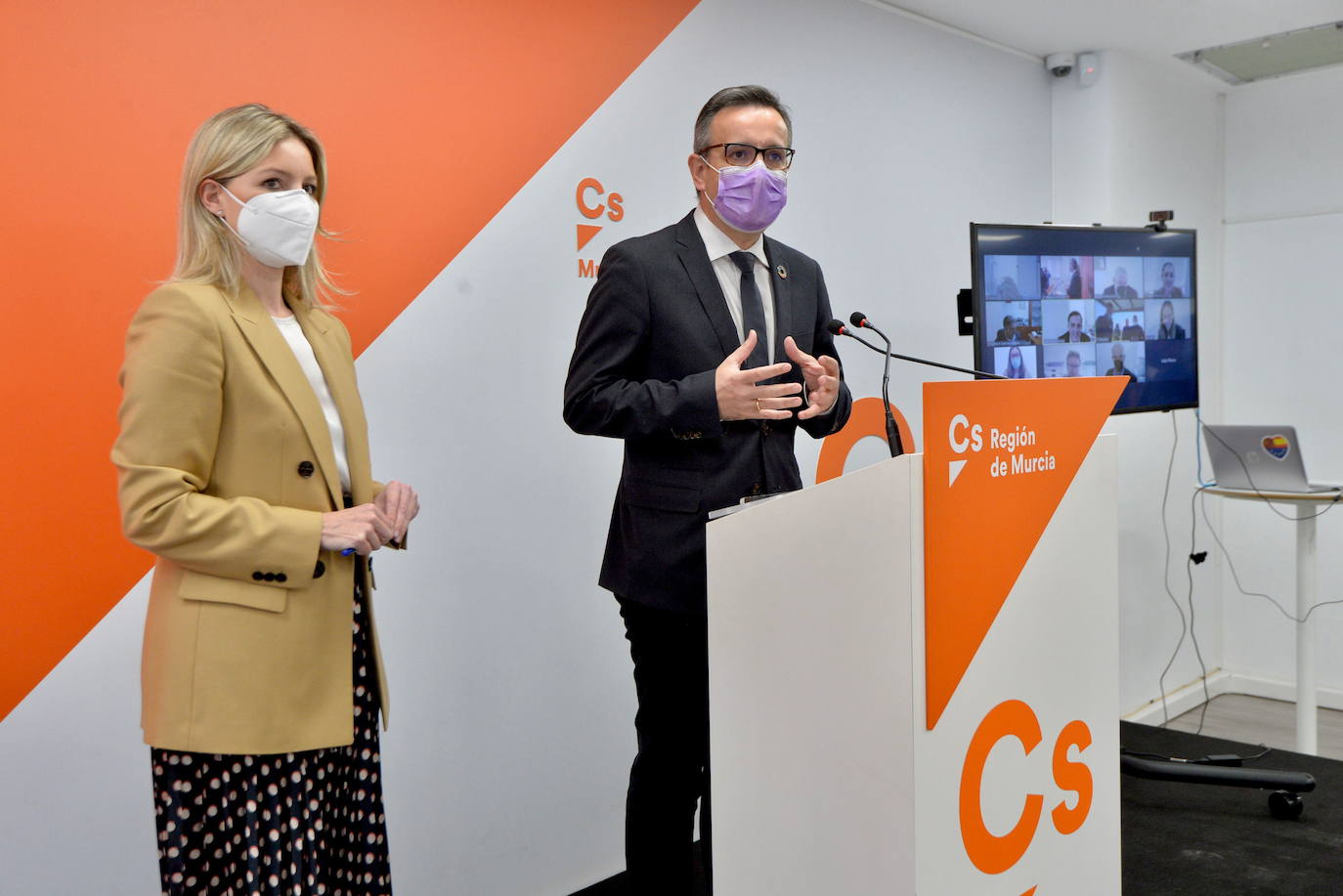 10/03/2021. Martínez Vidal argumenta su jugada contra López Miras. Sonriente y tranquila, la portavoz del Gobierno regional y coordinadora autonómica de Cs, Ana Martínez Vidal, llega a la sede de su partido en la Región para informar de la moción de censura firmada junto al PSOE y contra el Ejecutivo de coalición del que forma parte y con el ‘vacunagate’ y la corrupción como argumentos principales. | VICENTE VICÉNS