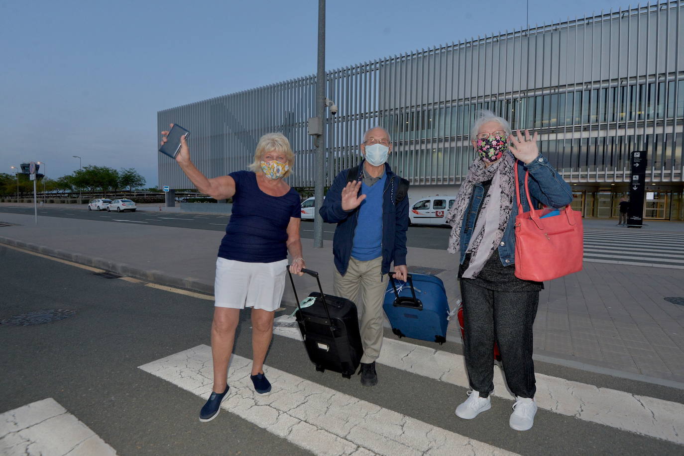 21/05/2021. El aeropuerto de Corvera vuelve a recibir a británicos. Ann y John, dos jubilados de Manchester con casa en Mazarrón, estrenaron el primer vuelo entre Reino Unido y la Región desde que el 9 de enero se interrumpiera la conexión por la tercera ola. Su amiga les tuvo que esperar en la puerta exterior, como mandaban por aquellas fechas los cánones antiCovid. | VICENTE VICÉNS 