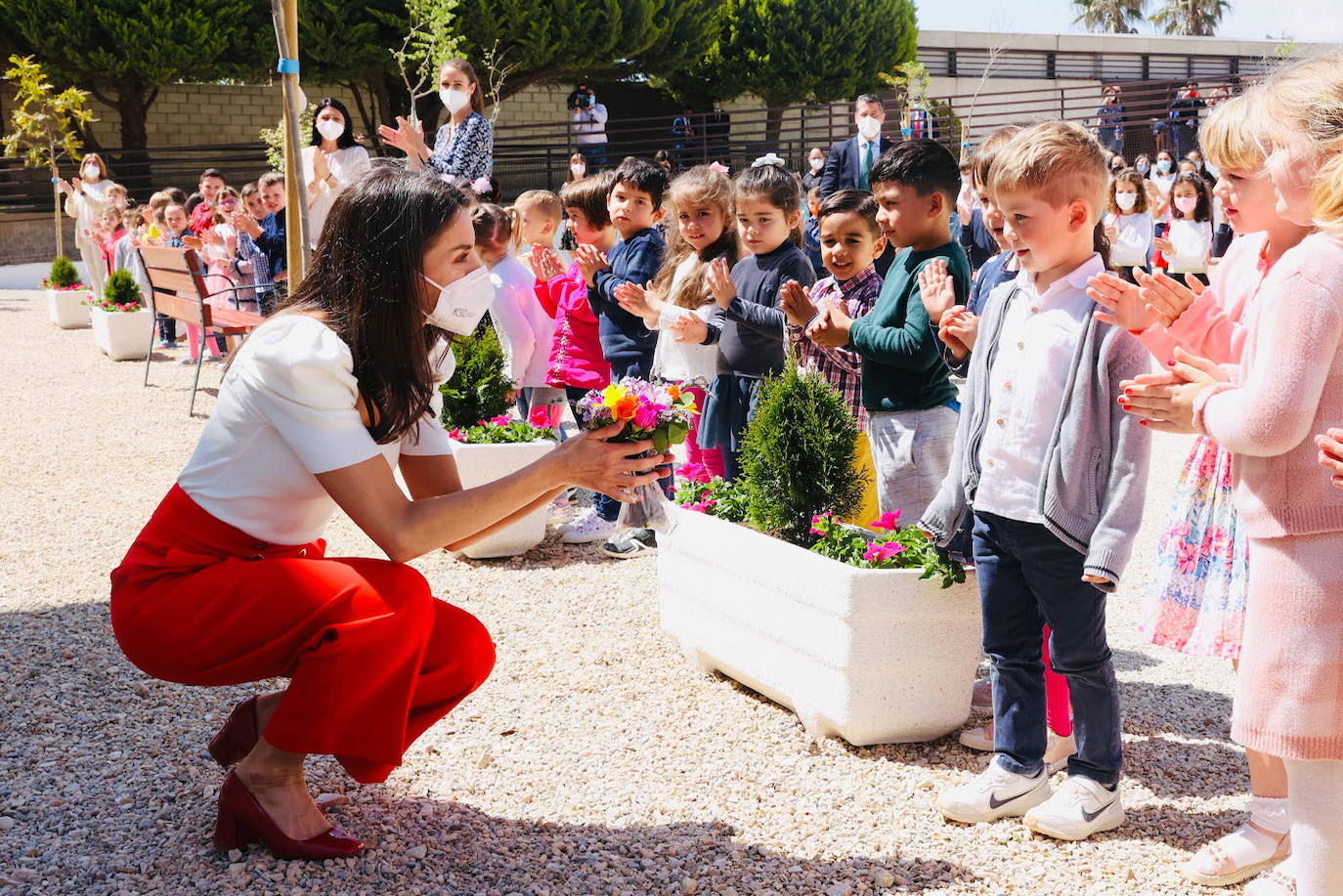 31/05/2021. La caricia de la Reina Letizia a los afectados por enfermedades raras. La sexta edición del Congreso Educativo sobre Enfermedades Raras, celebrado en Totana, contó con una madrina de lujo: la Reina Letizia, quien se mostró especialmente cariñosa con los alumnos y los vecinos congregados a las puertas del CPEIBas Guadalentín. | CASA DE S. M. EL REY