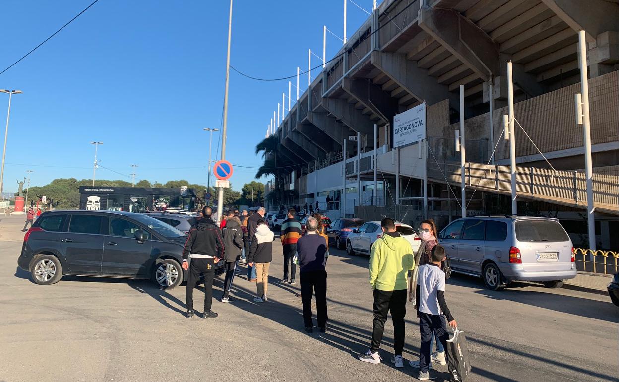 Colas de aficionados para comprar entradas para el partido contra el Valencia. 