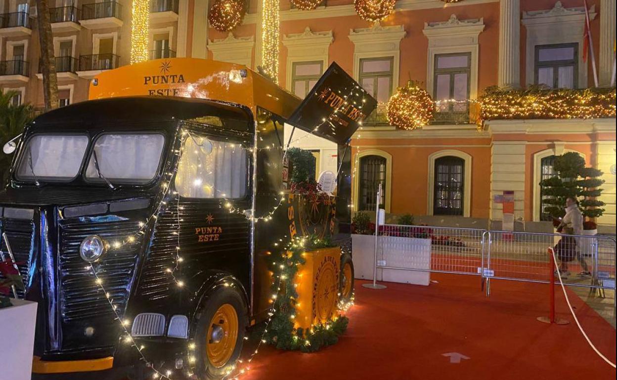 Expositor de Estrella de Levante en el mercadillo de La Glorieta. 