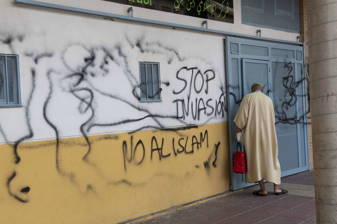 07/07/2021. Pintadas contra el islam en una mezquita de Murcia. La mezquita de la pedanía murciana de Cabezo Torres amaneció el 7 de julio con pintadas contra el islam en lo que suponía el cuarto ataque xenófobo en la Región en menos de un mes. Mensajes de «Stop invasión» y «No al islam» en la fachada y una cabeza de cerdo en la puerta del recinto junto a una bandera de España fueron los ingredientes del odio utilizados por los asaltantes. | ROS CAVAL