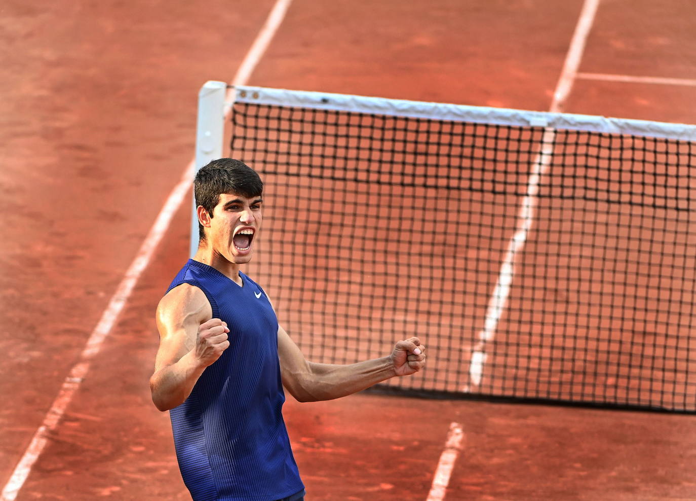 03/06/2021. Carlos Alcaraz pisa muy fuerte en Roland Garros. El tenista Carlos Alcaraz se impone en segunda ronda de Roland Garros al georgiano Nikoloz Basilashvili, un cabeza de serie que se vio arrollado por el empuje del murciano. Esta victoria le sitúa a las puertas de los octavos de final del torneo, y le coloca como el tenista español más joven en alcanzar la tercera ronda del campeonato desde 1992. | CAROLINE BLUMBERG / EFE