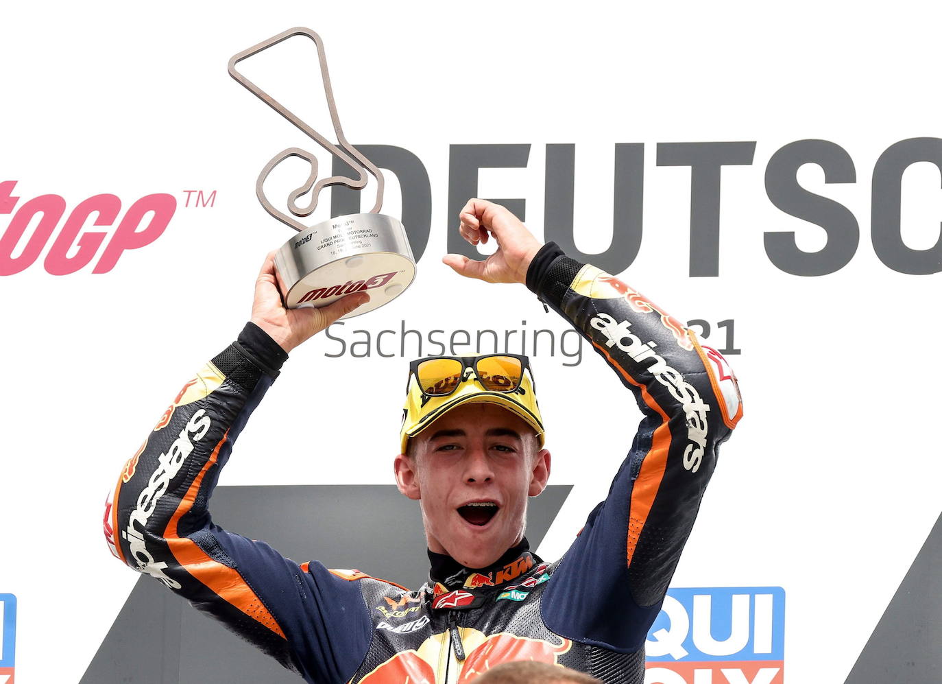 20/06/2021. Pedro Acosta continúa con su racha triunfal en Alemania. No fueron un espejismo las primeras victorias del mazarronero Pedro Acosta en el Mundial de Moto3, como quedó demostrado en la carrera que el joven piloto ganó en el circuito alemán de Sachesnring, la cuarta de la temporada tras Catar, Portugal y Jerez. El ‘tiburón’ Acosta pasó de asombrar en su debut a presentar sus credenciales para alzarse con el título de campeón. | FILIL SINGER / EFE