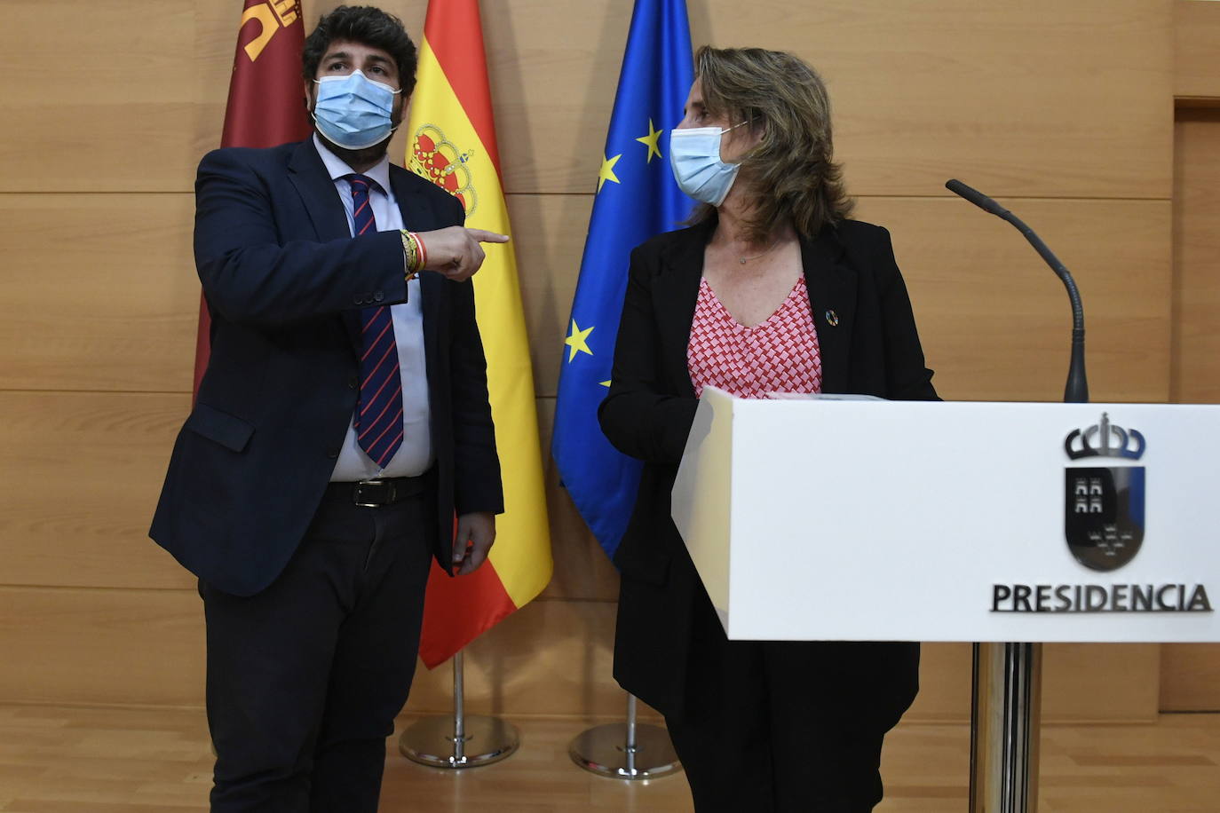 04/11/2021. Teresa Ribera y López Miras se reúnen por el Mar Menor. La ministra para la Transición Ecológica, Teresa Ribera, y el presidente de la Región de Murcia, Fernando, López Miras, escenifican un nuevo acercamiento respecto a las actuaciones para abordar la crisis ambiental del Mar Menor tras meses de reproches. | GUILLERMO CARRIÓN