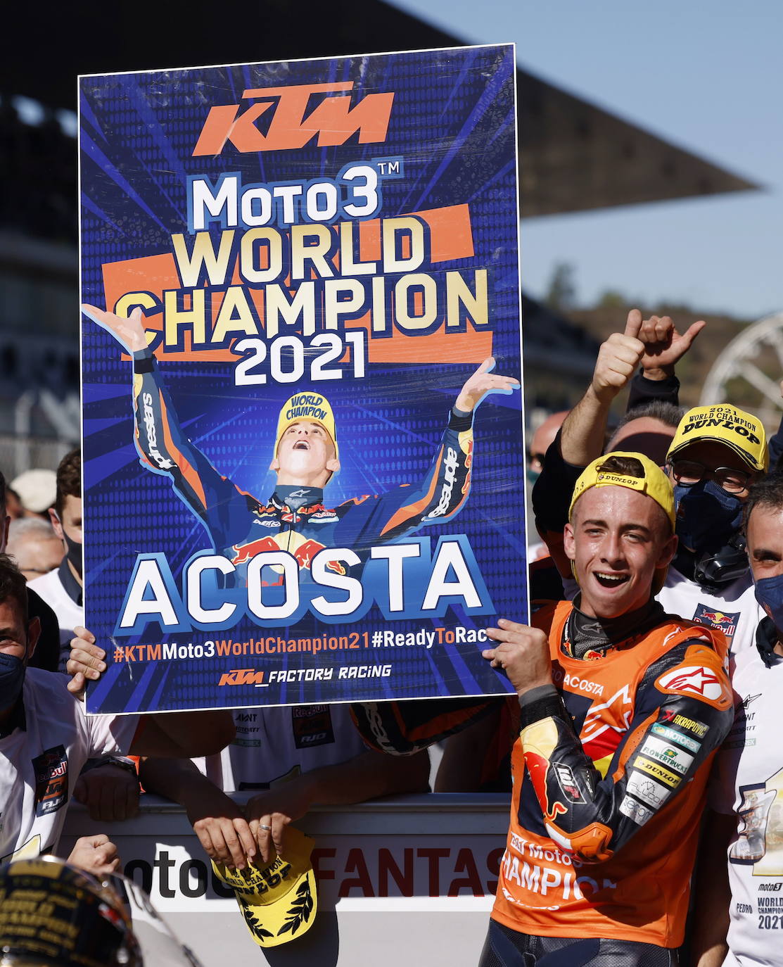 07/112021. Pedro Acosta se convierte en el piloto más joven de la historia en ganar un mundial de motociclismo. | REUTERS