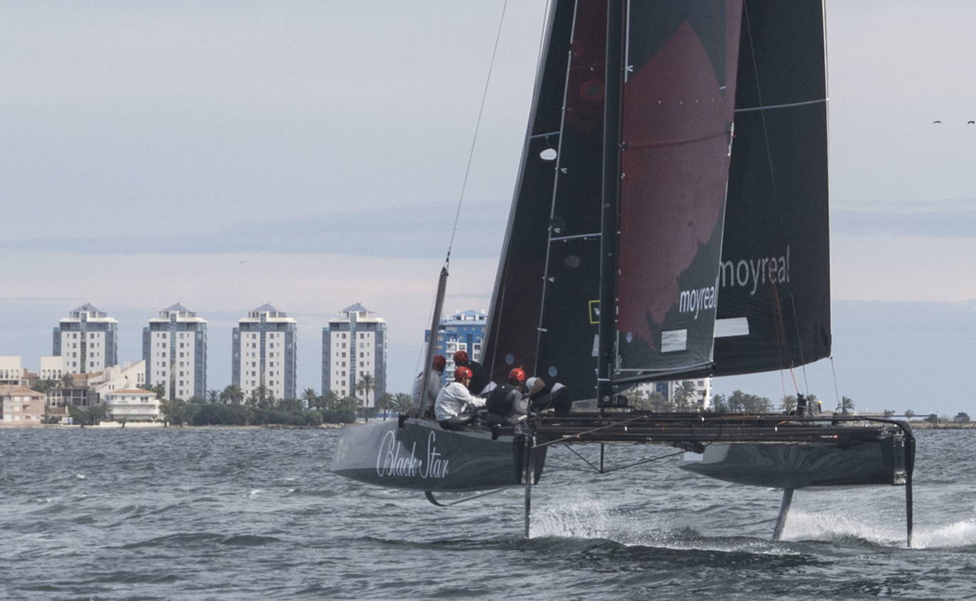 08/11/2021. Los catamaranes voladores visitan el Mar Menor. El ‘Alinghi’ del armador Ernesto Bertarelli se proclamó vencedor de la Mar Menor Cup, la gran final del GC32 Racing Tour 2021. El Mar Menor despidió la primera visita de los GC32 con una jornada en la que los catamaranes voladores solo pudieron disputar una prueba por las condiciones del viento. | PATRICIO VALVERDE 