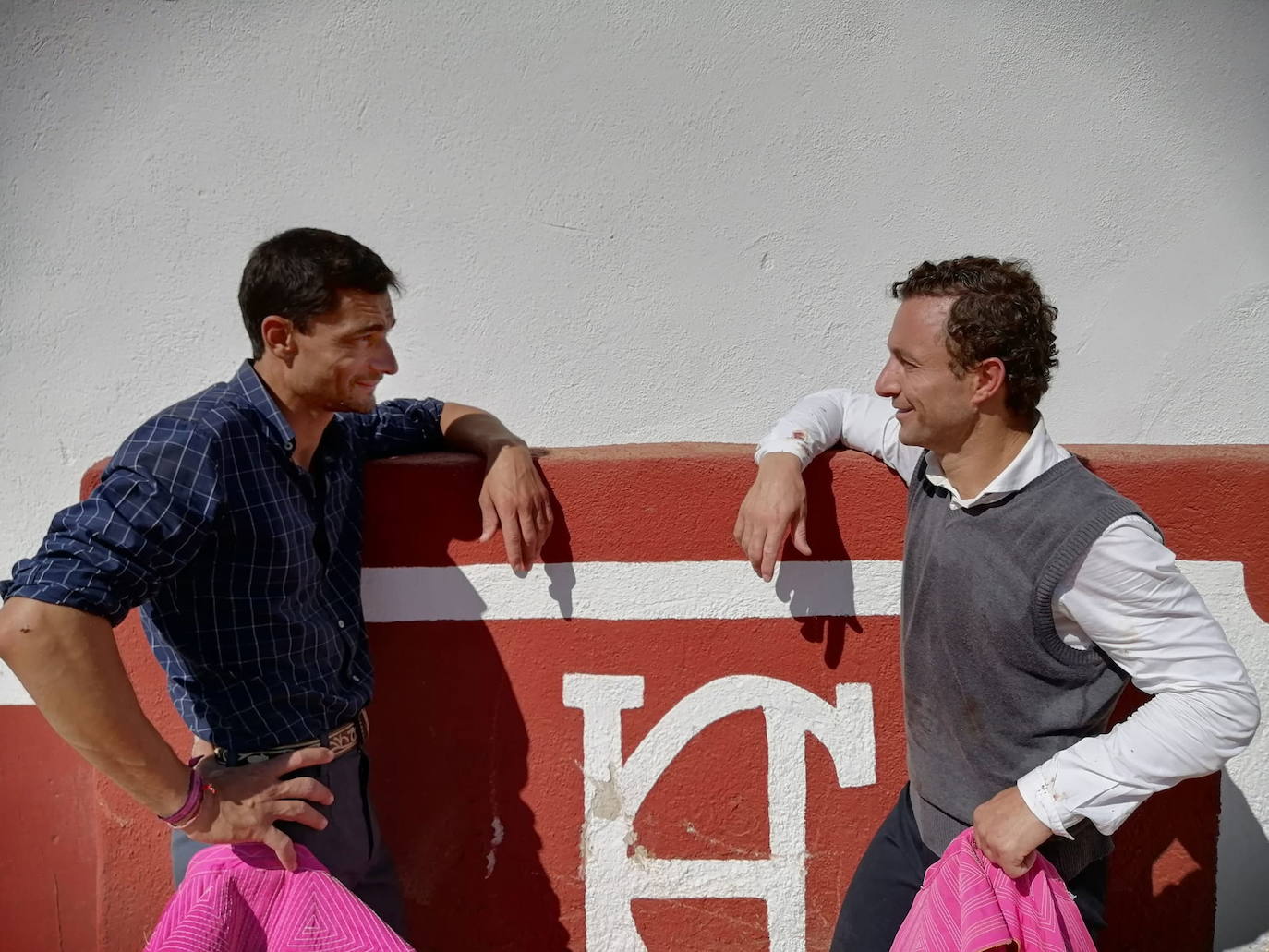 17/10/2021. Ureña y Rafaelillo, mano a mano festivo, aunque con susto, en Abarán. La plaza de toros de Abarán acogió el 17 de octubre una corrida de toros con sabor netamente regional. Un mano a mano entre el diestro murciano Rafael Rubio ‘Rafaelillo’ y el lorquino Paco Ureña. Un cartel que sirvió para que Rafaelillo celebrara sus veinticinco años de alternativa con Ureña, a quien le une lazos de amistad, y es el torero murciano del momento. La corrida, pese a todo, se vio empañada por la grave cogida que sufrió el lorquino en el sexto toro de la tarde. | CARLOS LÓPEZ