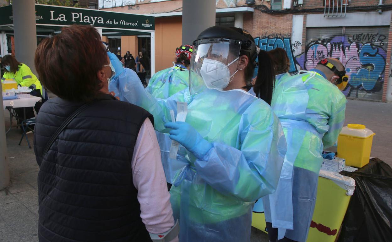 Una mujer se realiza una prueba de antígenos, este jueves, en la plaza de la Universidad de Murcia. 