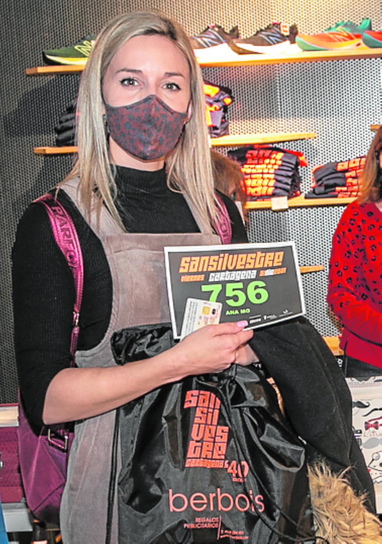 Una corredora que ya tiene su dorsal. 