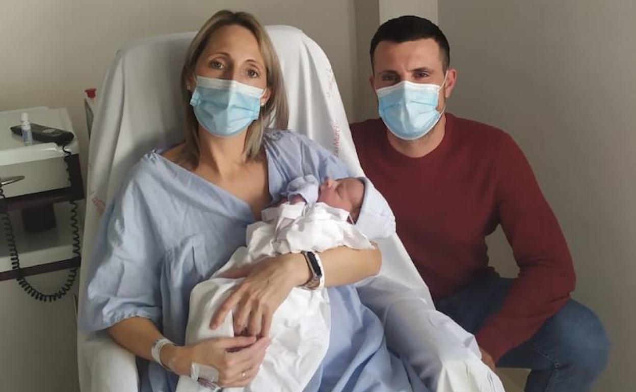 Los felices padres posan junto al pequeño Iker, este sábado, en La Arrixaca. 