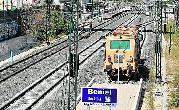 Una máquina de obras estacionada en Beniel, en la línea de Monforte donde Adif hace las pruebas de circulación.
