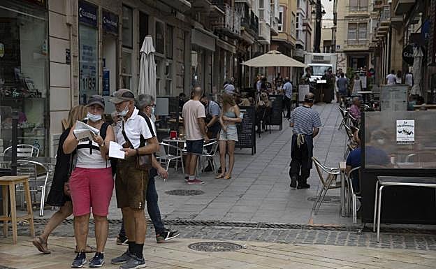 Turistas por las calles del centro de Cartagena en una imagen de archivo. 