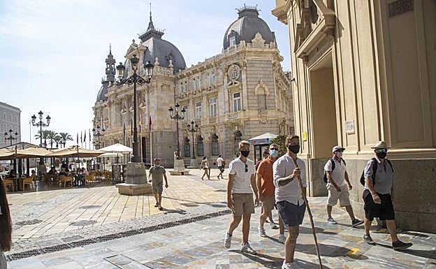 Imagen de archivo de turistas por el centro de Cartagena. 
