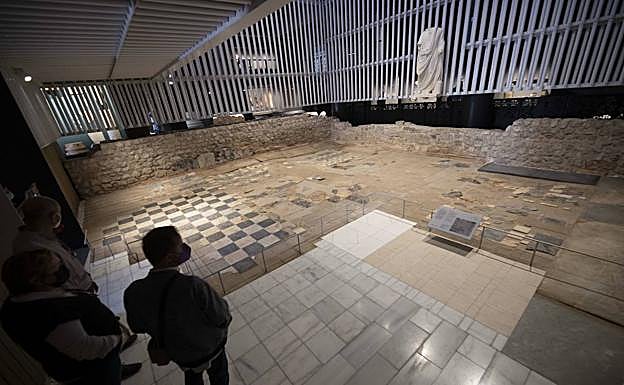 Un grupo de visitantes recorre el Museo del Foro Romano de Cartagena. 