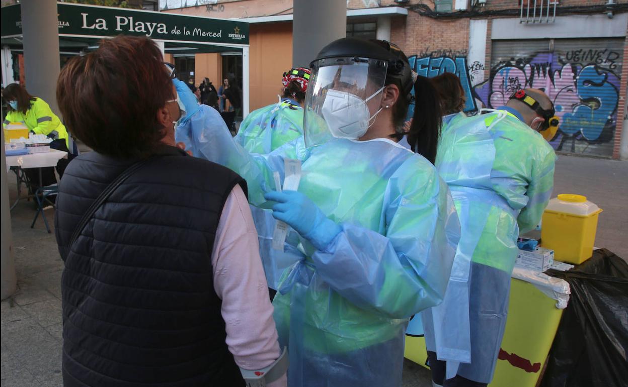 Una mujer se somete a un test de antígenos, la semana pasada, en la plaza de La Merced de Murcia.