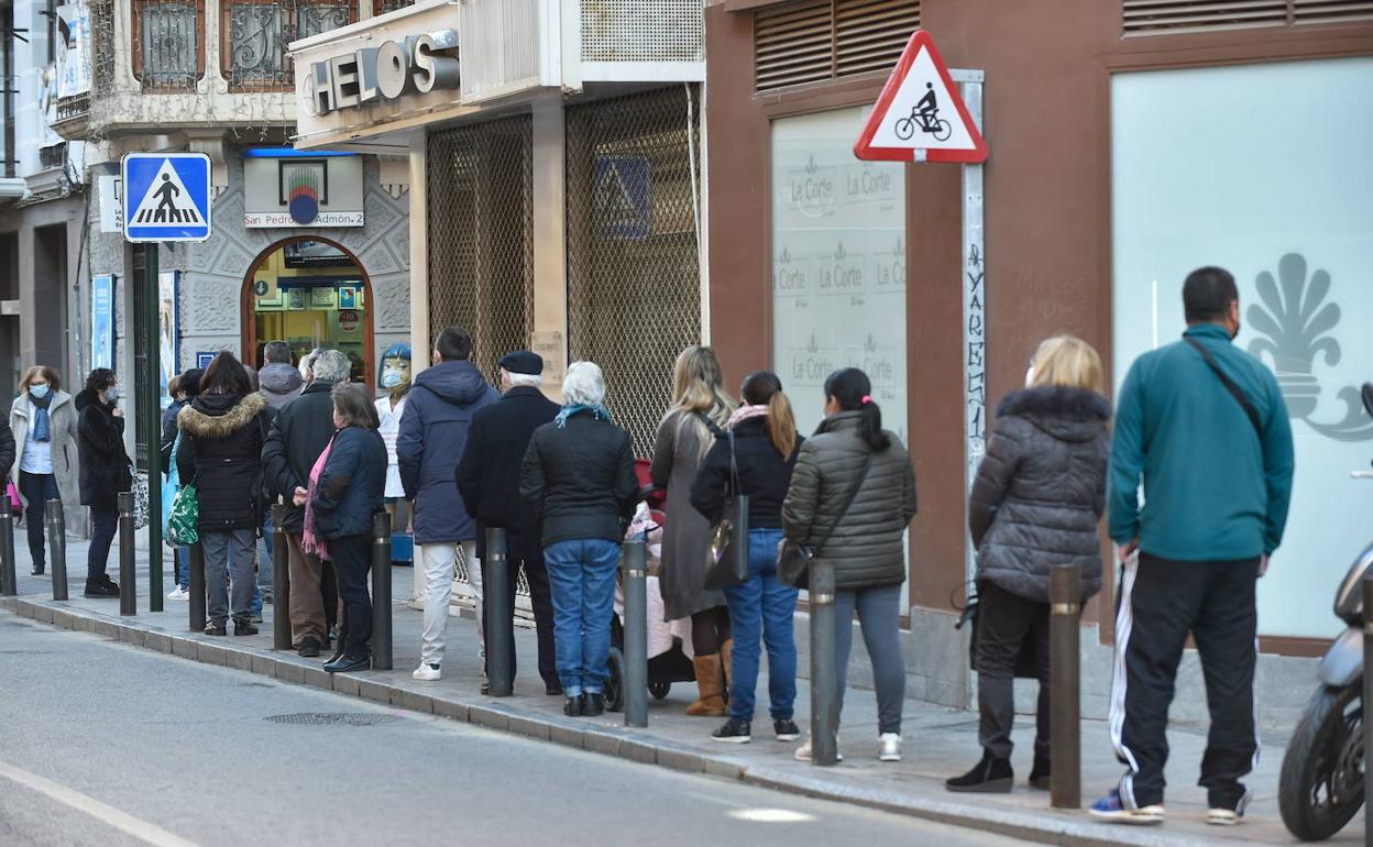 Colas en Murcia para comprar un boleto del sorteo de la Lotería del Niño, en una fotografía de archivo.