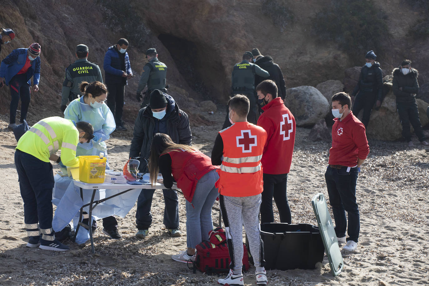 Fotos: Una patera con diez personas a bordo llega a Isla Plana, en Cartagena