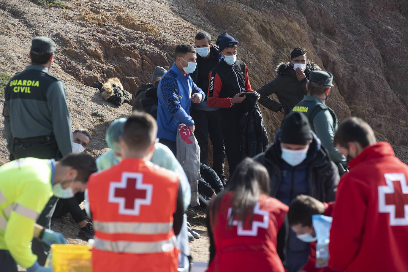 Fotos: Una patera con diez personas a bordo llega a Isla Plana, en Cartagena