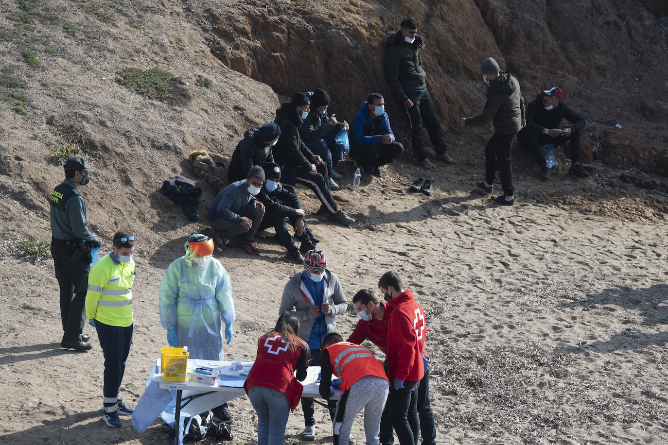 Fotos: Una patera con diez personas a bordo llega a Isla Plana, en Cartagena